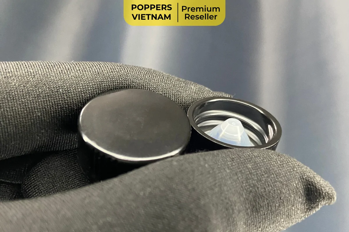 Hình minh hoạ 2 nắp chai thuộc các thương hiệu khác tại Mỹ như: Golden Cock, Everest, Iso-Solv và Diantresolutions. Phần viền nắp được gia công tinh xảo, trơn láng sắc nét, không có nhựa thừa hay ba-via.