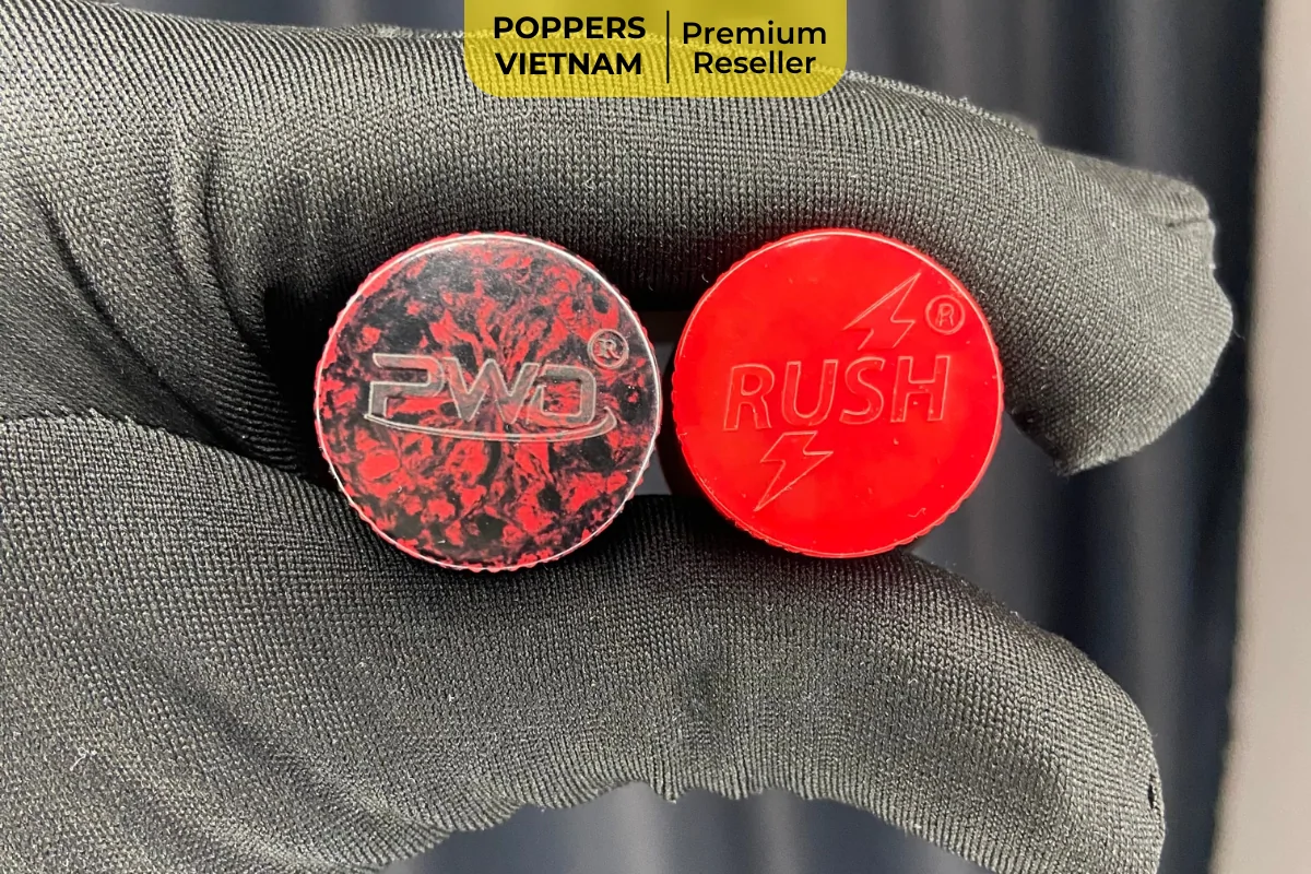 Hình ảnh minh hoạ 2 nắp chai poppers thuộc thương hiệu PWD Mỹ: các sản phẩm thuộc thương hiệu này được dập nổi logo "PWD" hoặc logo "RUSH"