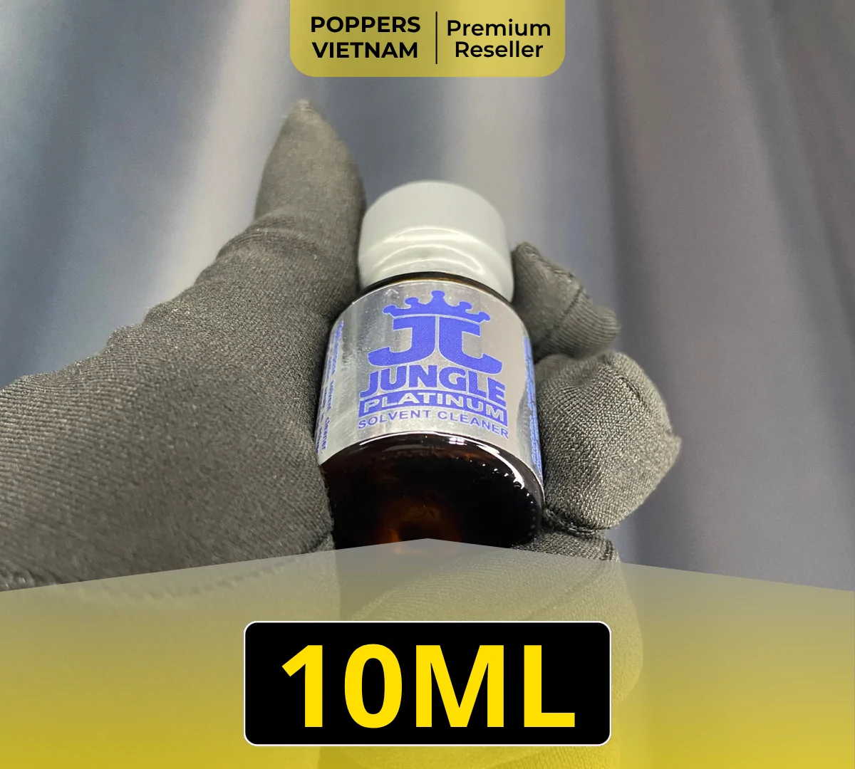 Chai popper Jungle Platinum 10ml màu bạc ánh kim nằm gọn trong găng tay màu đen sạch sẽ