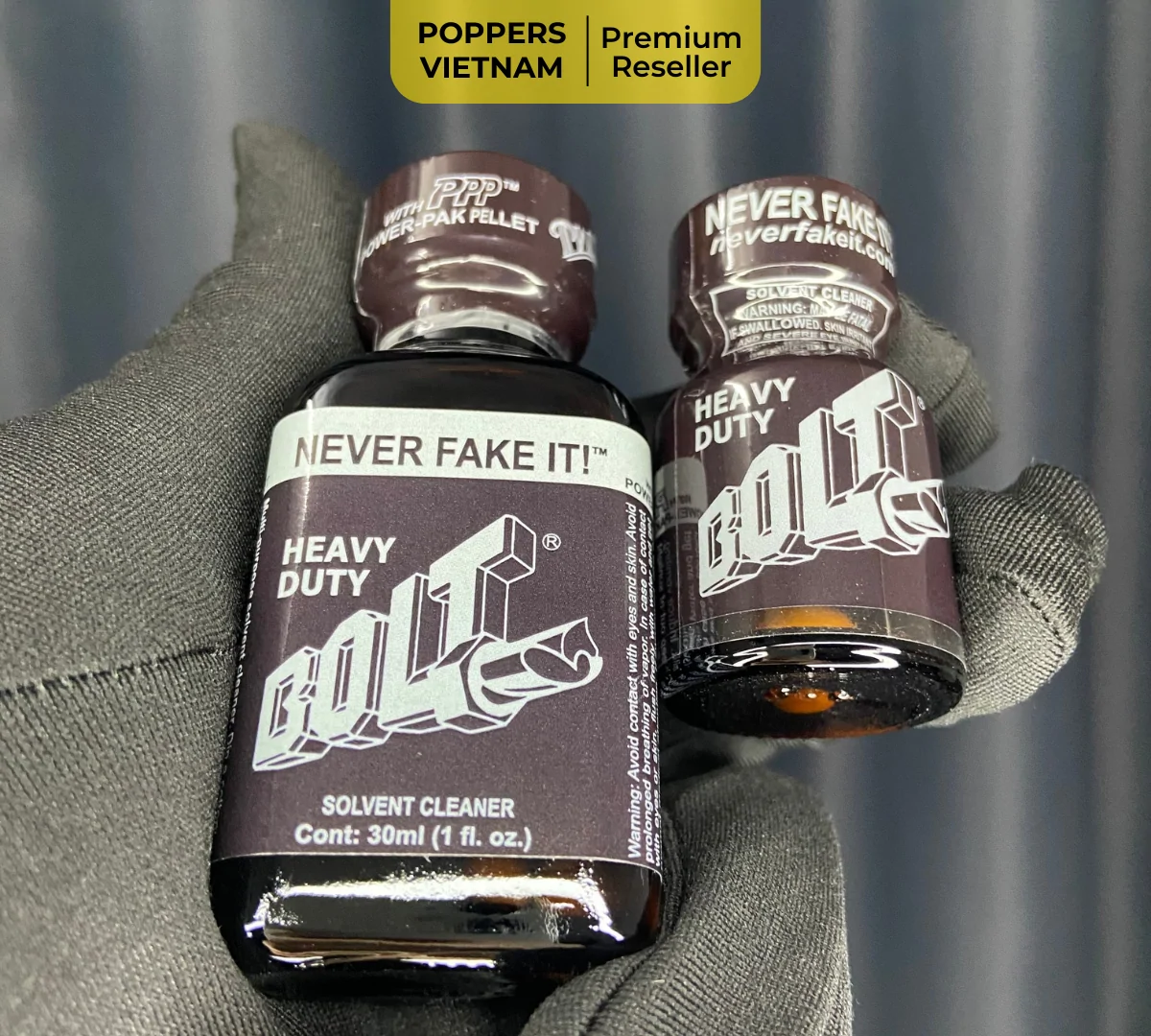 Ảnh chụp thực tế 2 chai poppers Bolt 10ml và 30ml thuộc thương hiệu PWD bởi Poppers Việt Nam bằng máy ảnh kỹ thuật số.