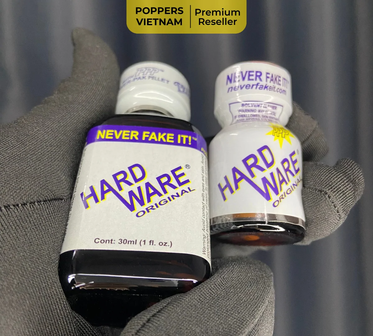 Ảnh chụp thực tế 2 chai poppers Hard Ware 10ml và 30ml thuộc thương hiệu PWD bởi Poppers Việt Nam bằng máy ảnh kỹ thuật số.