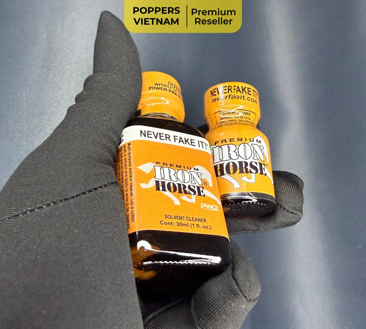 Ảnh chụp thực tế 2 chai poppers Iron Horse 10ml và 30ml thuộc thương hiệu PWD bởi Poppers Việt Nam bằng máy ảnh kỹ thuật số.