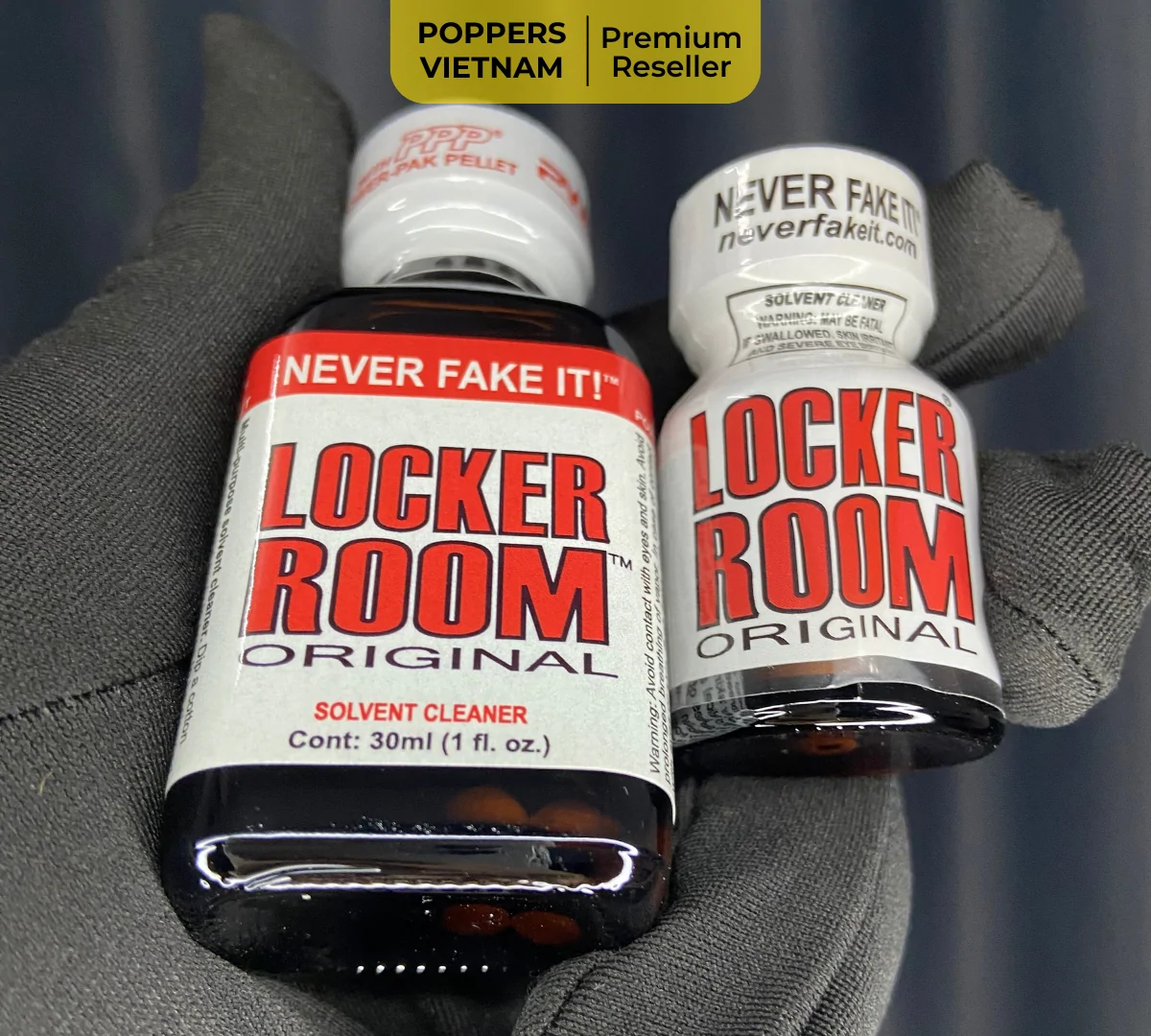 Ảnh chụp thực tế 2 chai poppers Locker Room 10ml và 30ml thuộc thương hiệu PWD bởi Poppers Việt Nam bằng máy ảnh kỹ thuật số.