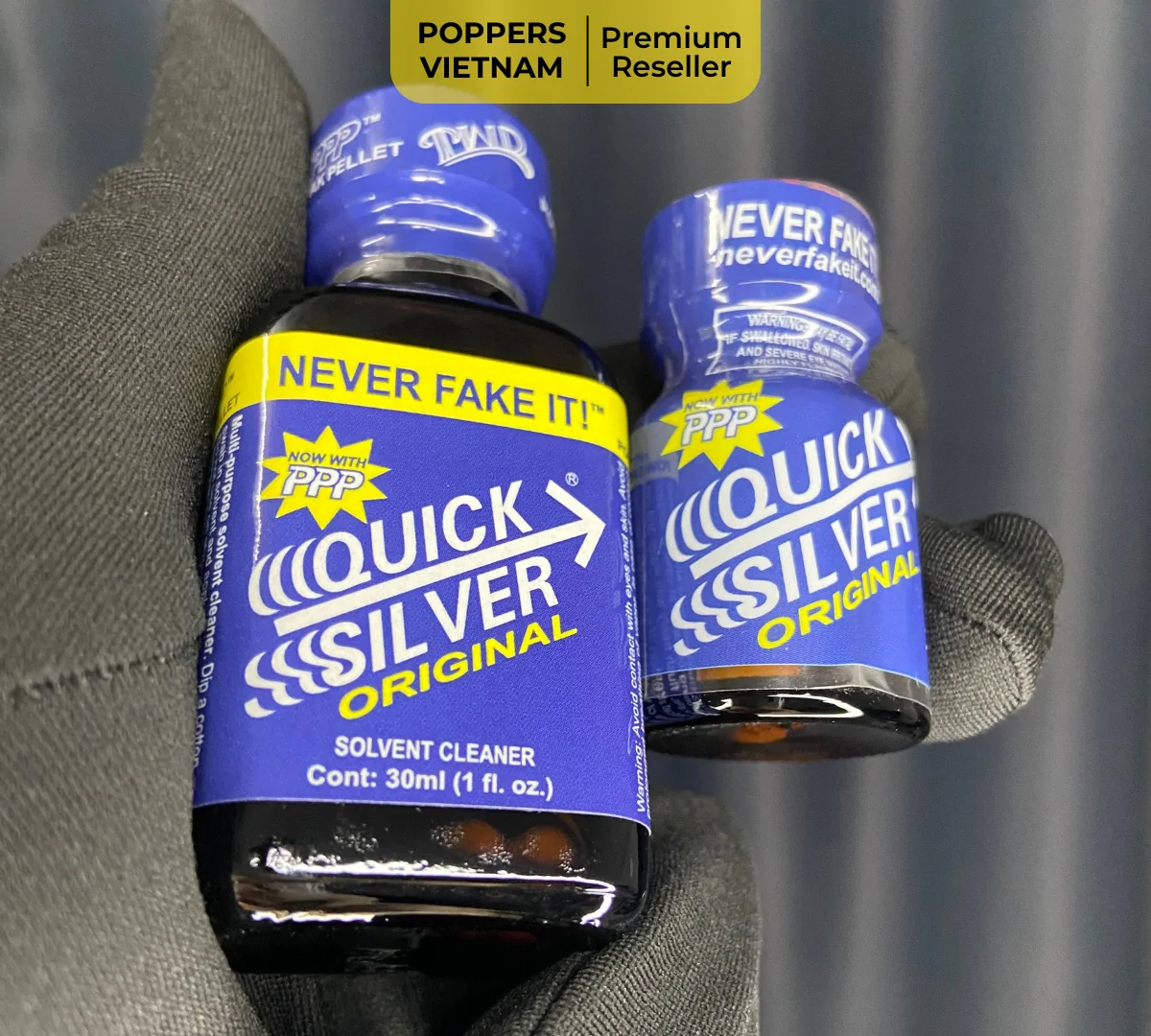 Ảnh chụp thực tế 2 chai poppers Quick Silver 10ml và 30ml thuộc thương hiệu PWD bởi Poppers Việt Nam bằng máy ảnh kỹ thuật số.