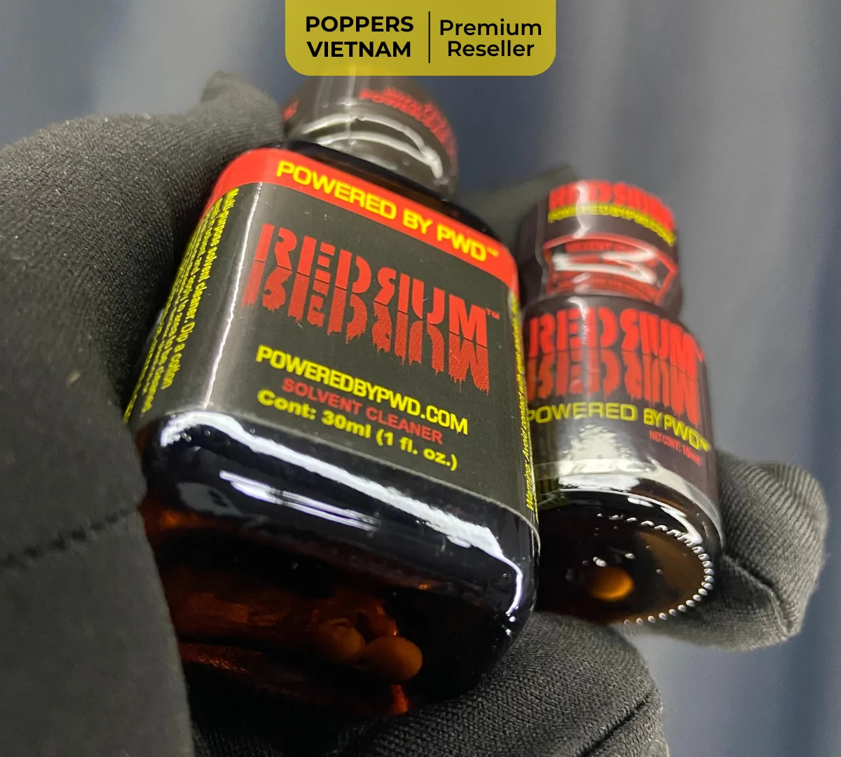 Ảnh chụp thực tế 2 chai poppers Red Sium 10ml và 30ml thuộc thương hiệu PWD bởi Poppers Việt Nam bằng máy ảnh kỹ thuật số.