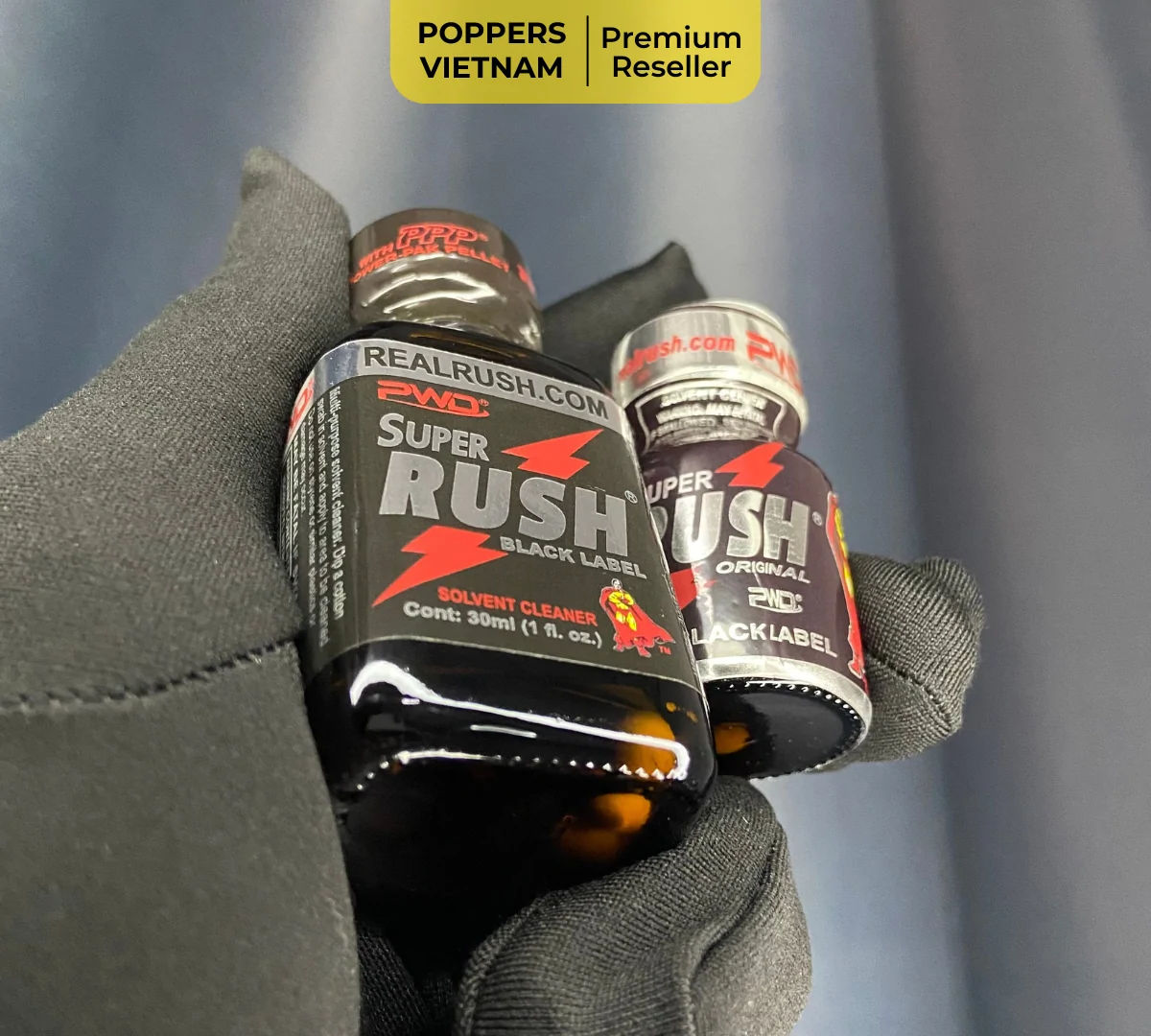 Ảnh chụp thực tế 2 chai poppers Rush Black 10ml và 30ml thuộc thương hiệu PWD bởi Poppers Việt Nam bằng máy ảnh kỹ thuật số.