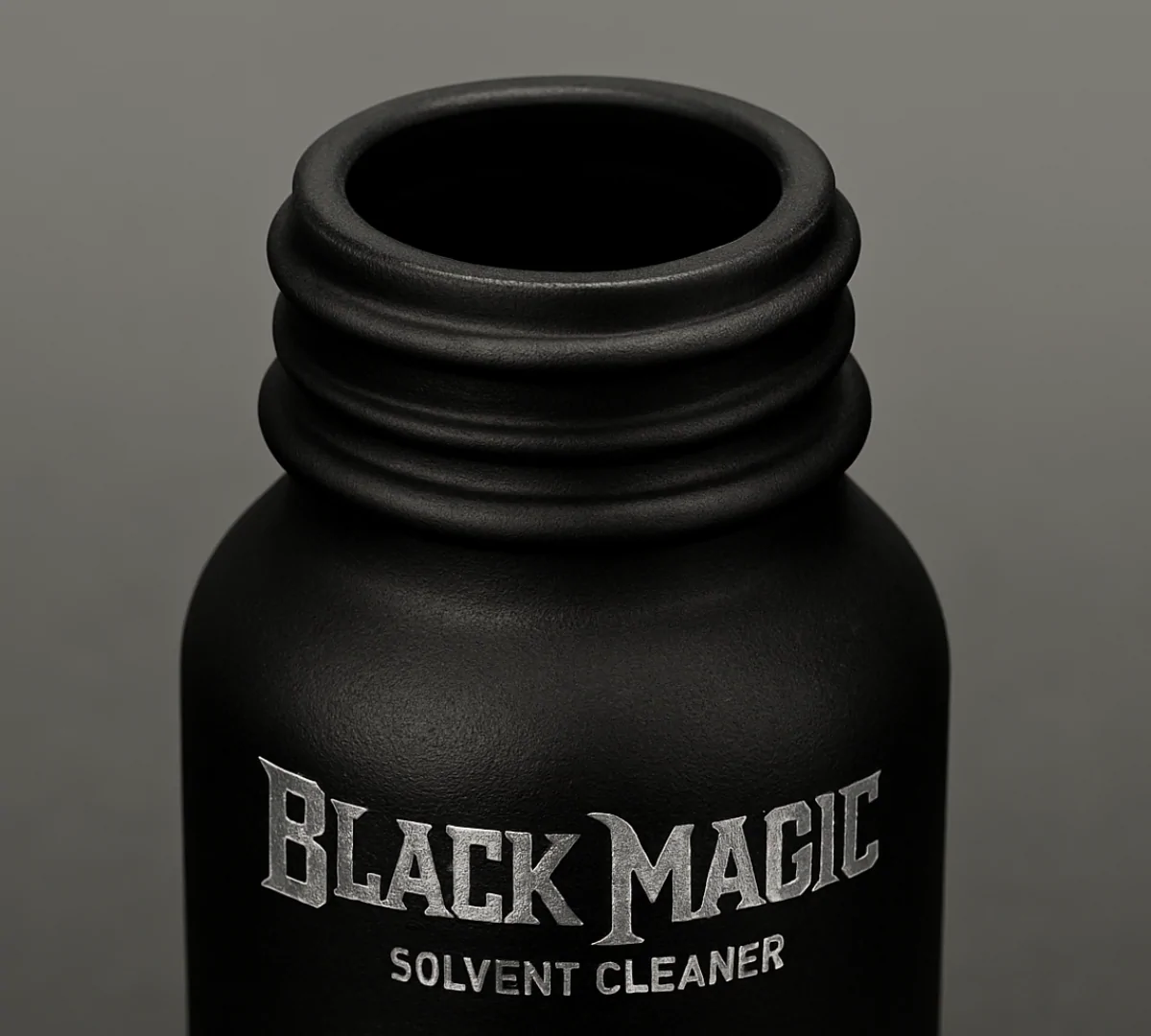 Chai Black Magic chứa N-Butyl Nitrite – thiết kế thủy tinh đen giúp giảm phân hủy khi tiếp xúc ánh sáng