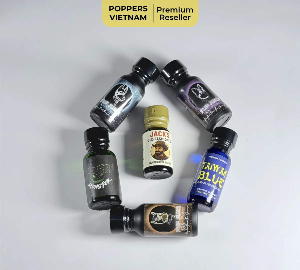 Hình ảnh là các chai popper chính hãng Mỹ được chụp bởi Poppers Việt Nam ở tư thế nằm. Hình ảnh minh hoạ cho nhóm sản phẩm có mùi đậm.