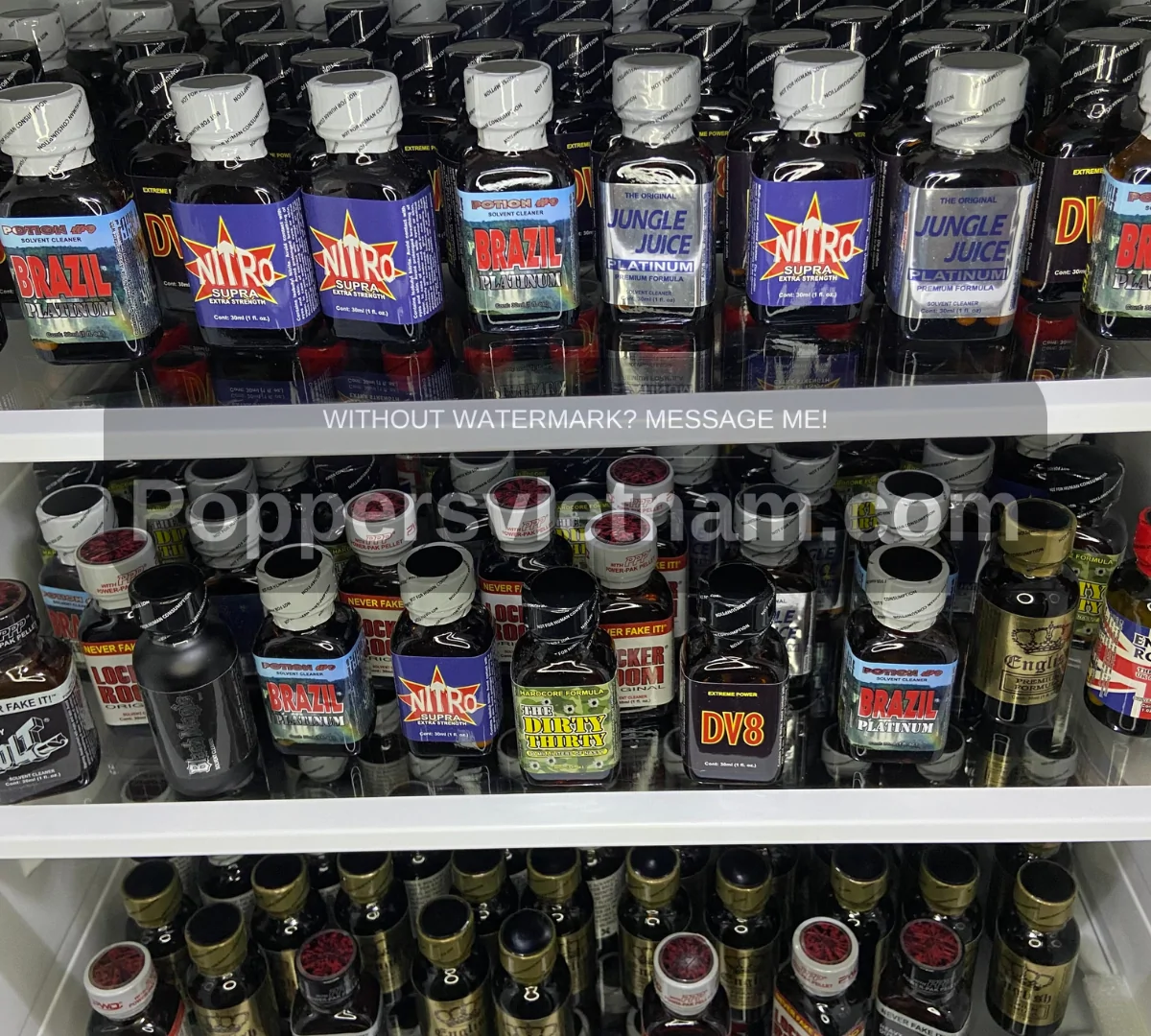 Các lọ poppers được bảo quản gọn gàng trong tủ mát – minh họa cách lưu trữ đúng để giữ mùi và hiệu quả lâu dài.