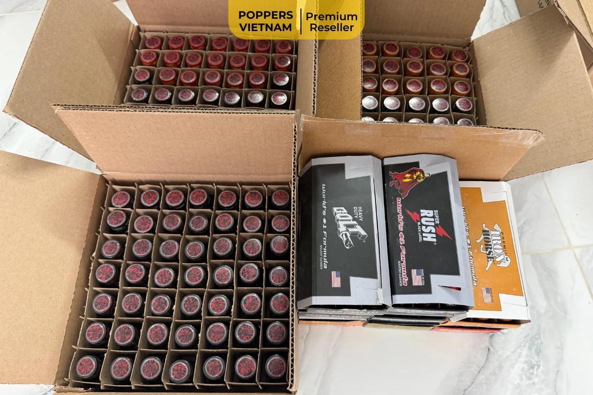 Hình ảnh hàng hoá của Poppers Việt Nam để minh hoạ các chai popper khi mua về và đang tiến hành bảo quản.