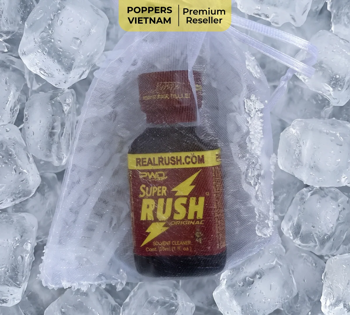 Hình ảnh chai popper Super Rush nằm trên các viên nước đá, minh hoạ cho việc khí lạnh làm hơi nước ngưng tụ ngoài vỏ chai.