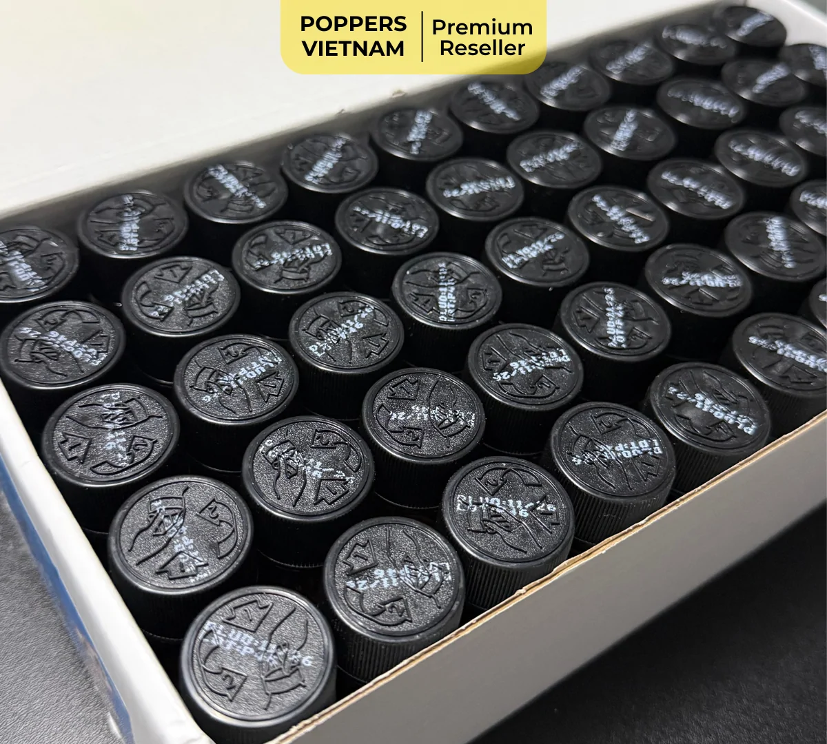 Ảnh chụp các chai popper Jolt 10ml từ trên xuống. Các mã DLUO (hạn sử dụng) được in màu trắng ngay trên nắp.