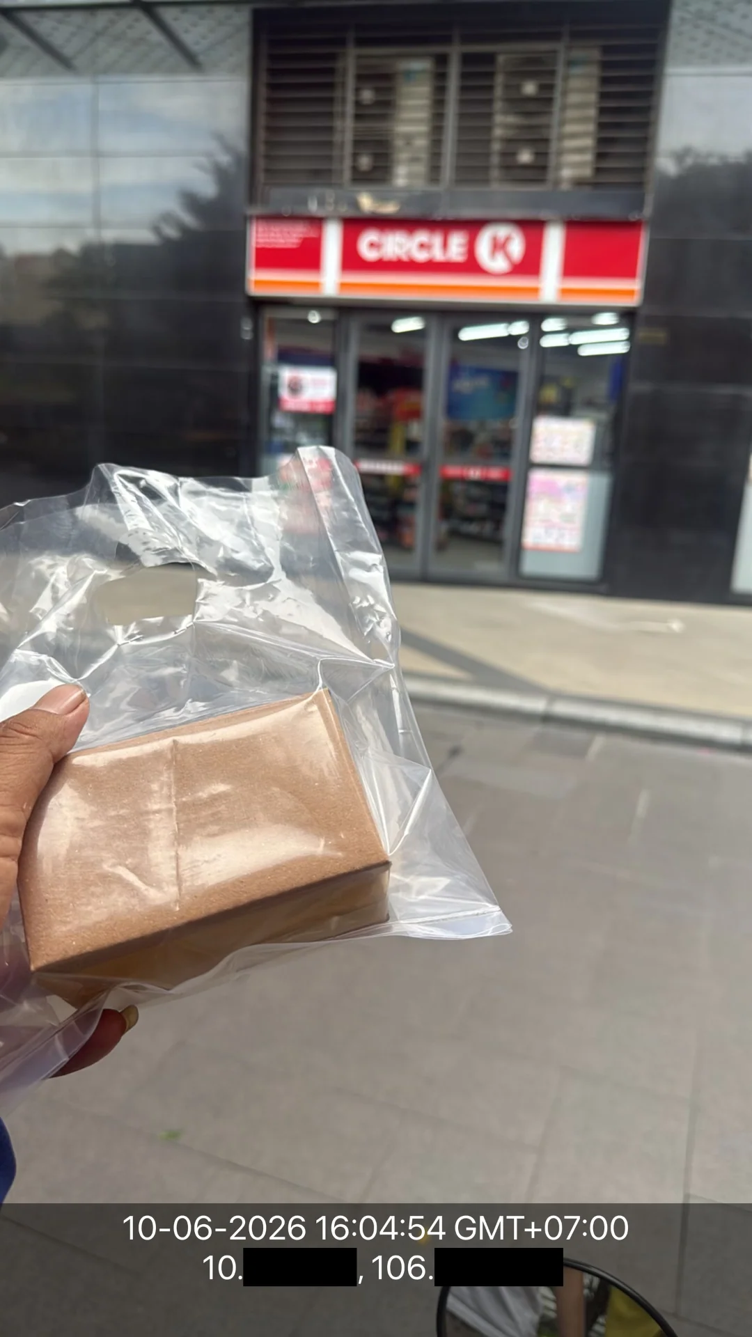 Hình ảnh bền ngoài của kiện hàng khách nhận tại Hóc Môn: Hộp carton trơn không in chữ - chụp bởi Be Delivery. Ảnh đã được Poppers Việt Nam che Kinh độ & Vĩ độ để bảo mật thông tin khách hàng.