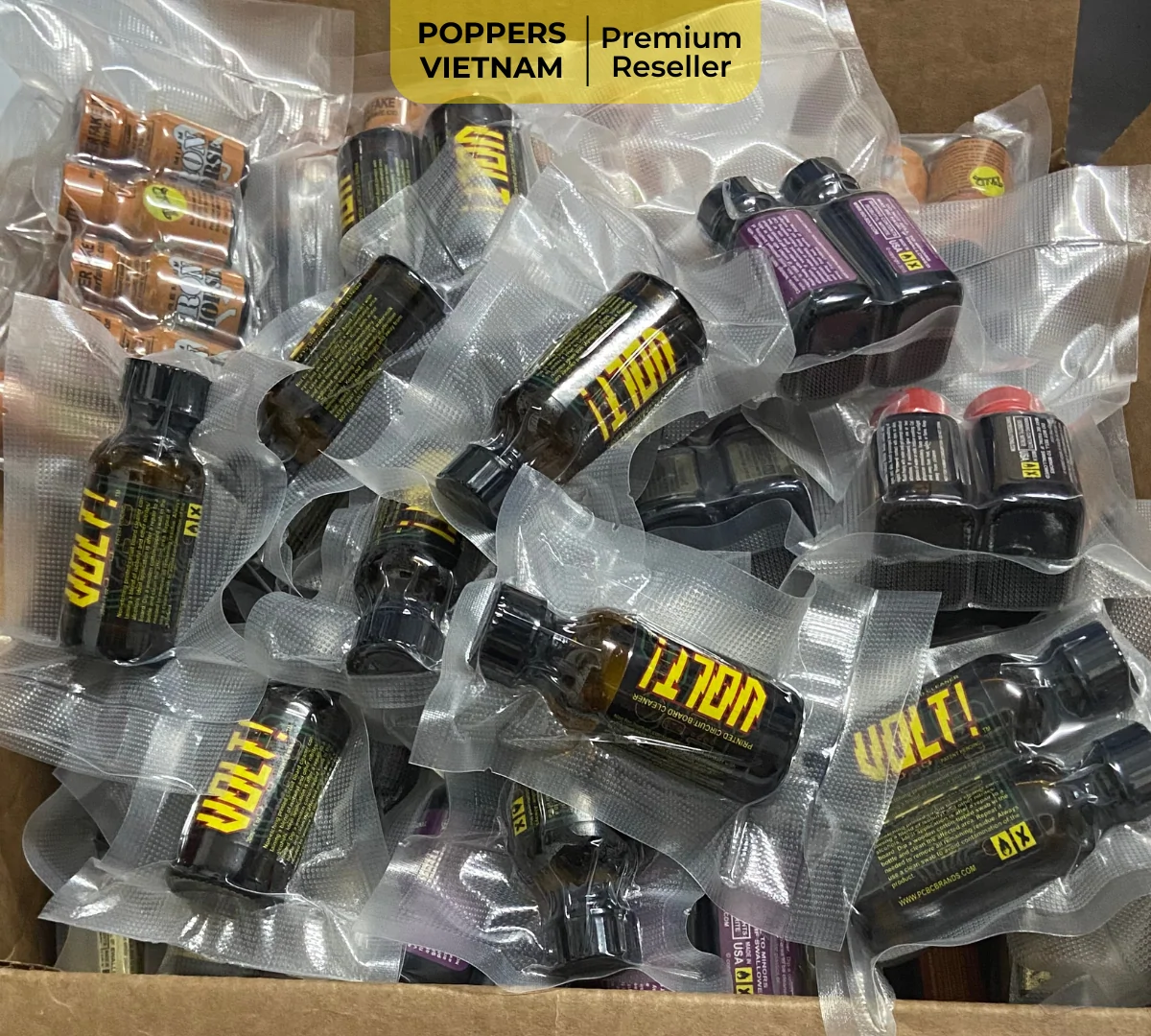 Hình ảnh là các chai poppers được hút chân không, nằm gọn gàng trong hộp carton lớn trước khi được đưa vào kho làm lạnh chuyên sâu.