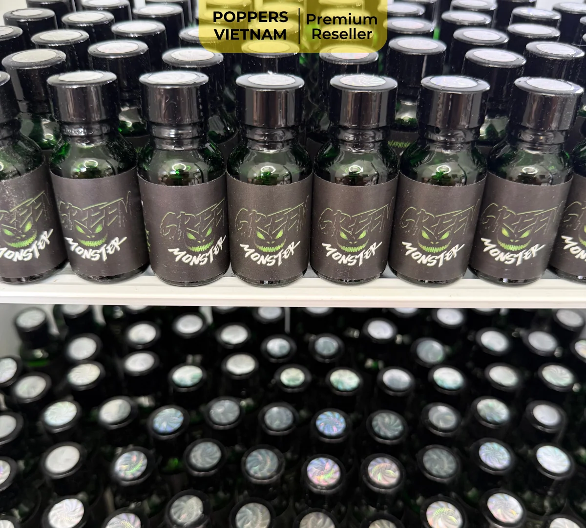 Hình ảnh là kho hàng popper Green Monster 15ml của Poppers Việt Nam. Các sản phẩm được sắp xếp gọn gàng trong kho lạnh chuyên dụng.
