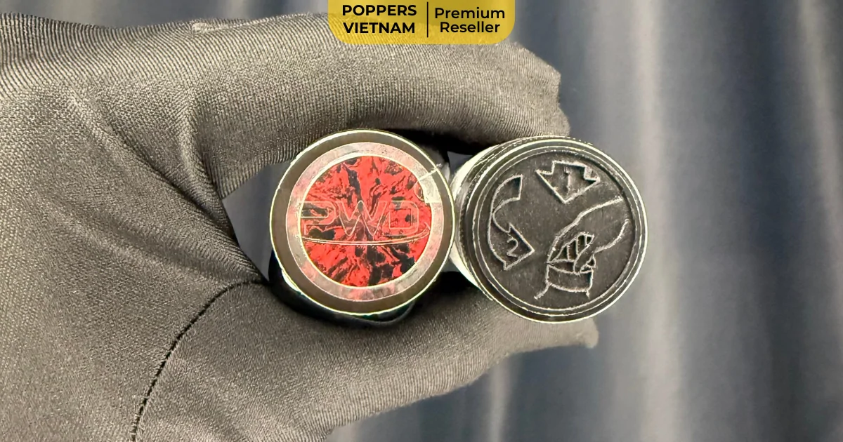 Hình ảnh mặt ngoài 2 nắp chai poppers: Rush Black (PWD) 30ml in logo PWD nổi - thiết kế nắp vặn ren đơn giản và Pure Amyl (JOLT) 25ml in ký hiệu child proof - thiết kế nắp an toàn 2 lớp.