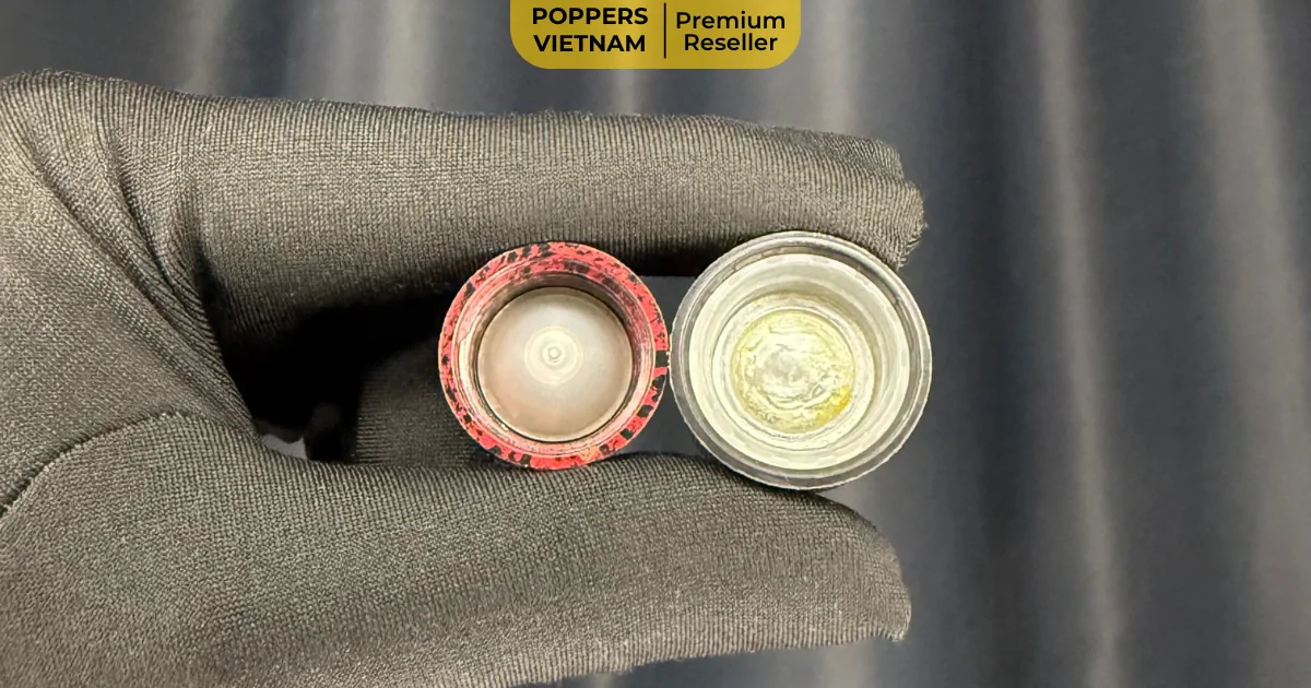 Hình ảnh mặt trong 2 nắp chai poppers: Rush Black (PWD) 30ml thiết kế nắp vặn hình nón và Pure Amyl (JOLT) 25ml thiết kết nắp có vòng nhựa niêm phong dày.