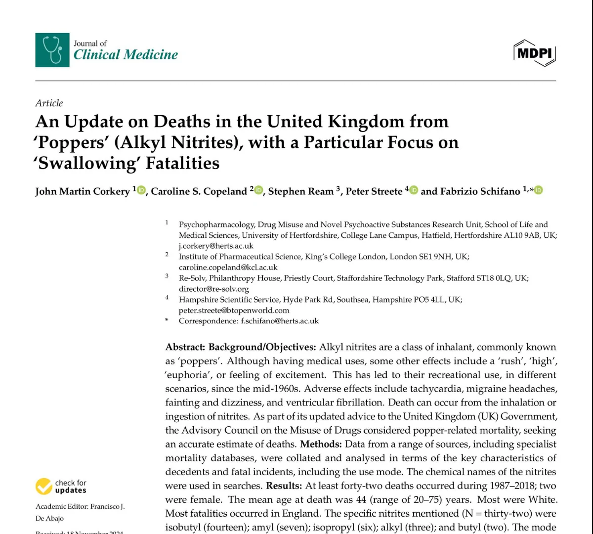 Hình ảnh là trang đầu tiên của nghiên cứu có tên "An Update on Deaths in the United Kingdom from 'Poppers' (Alkyl Nitrites), with a Particular Focus on 'Swallowing' Fatalities", được đăng trên Pubmed. Nghiên cứu này xác định có ít nhất 42 ca tử vong liên quan đến uống poppers trong giai đoạn 1987–2018 tại Anh.