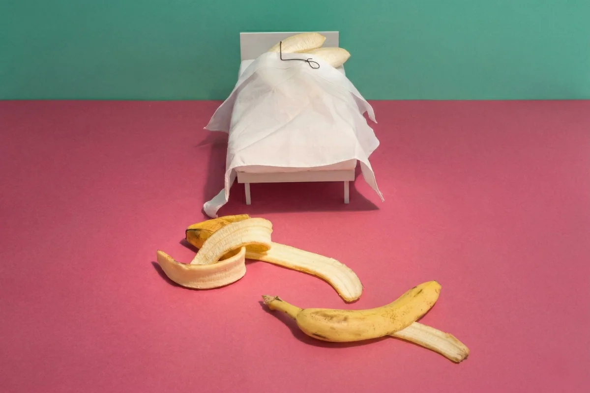 Hình ảnh 2 quả chuối lột vỏ. Minh hoạ quá trình quan hệ bằng hậu môn gây cảm giác đau.