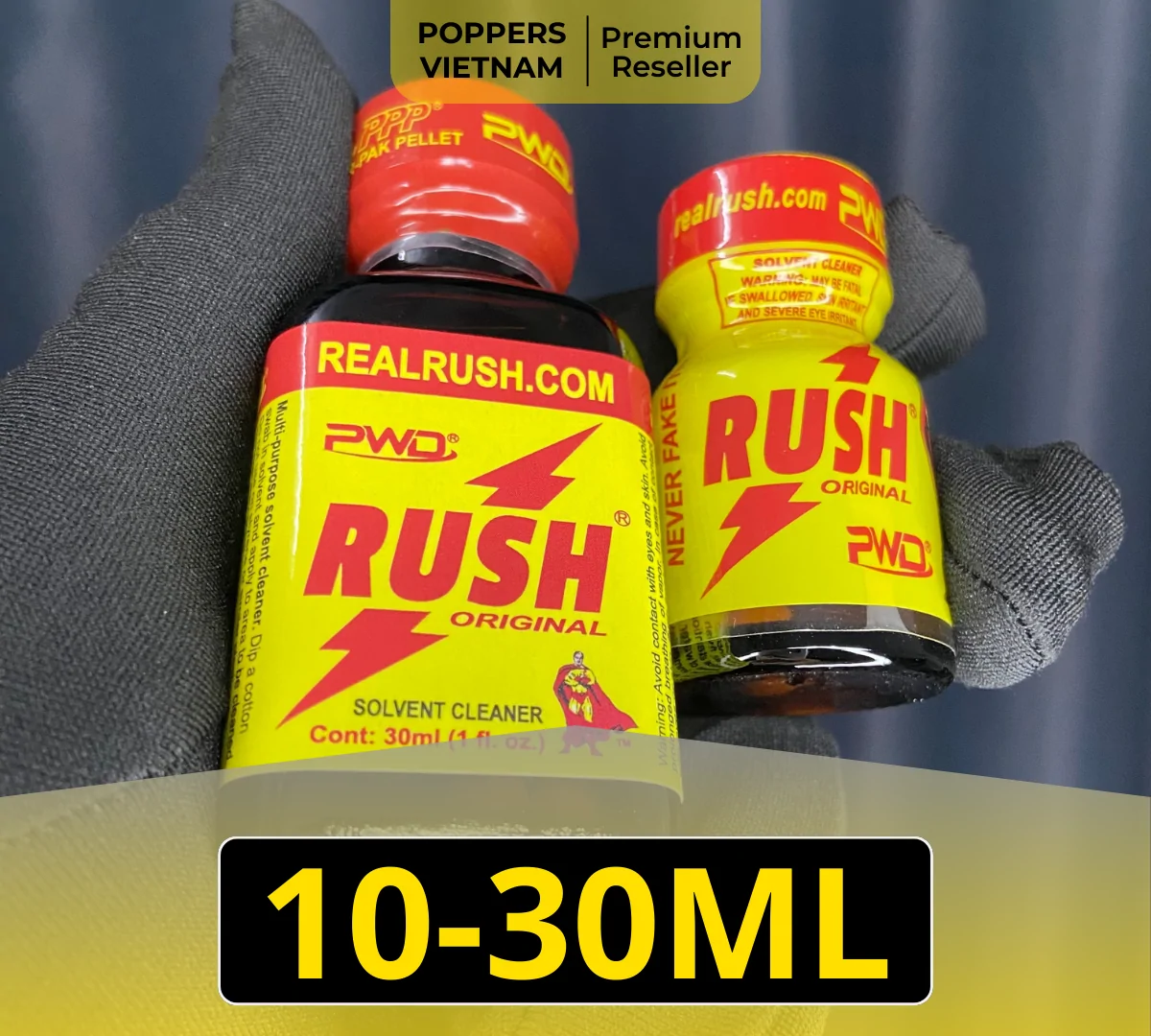 Hình ảnh là chai popper bán chạy thứ nhất: Rush Original với hai phiên bản 10ml & 30ml, màu sắc sản phẩm là nền vàng rực sỡ với biểu tượng "sấm sét" đặc trưng. Hai sản phẩm này đều nằm trên găng tay đen sạch sẽ.