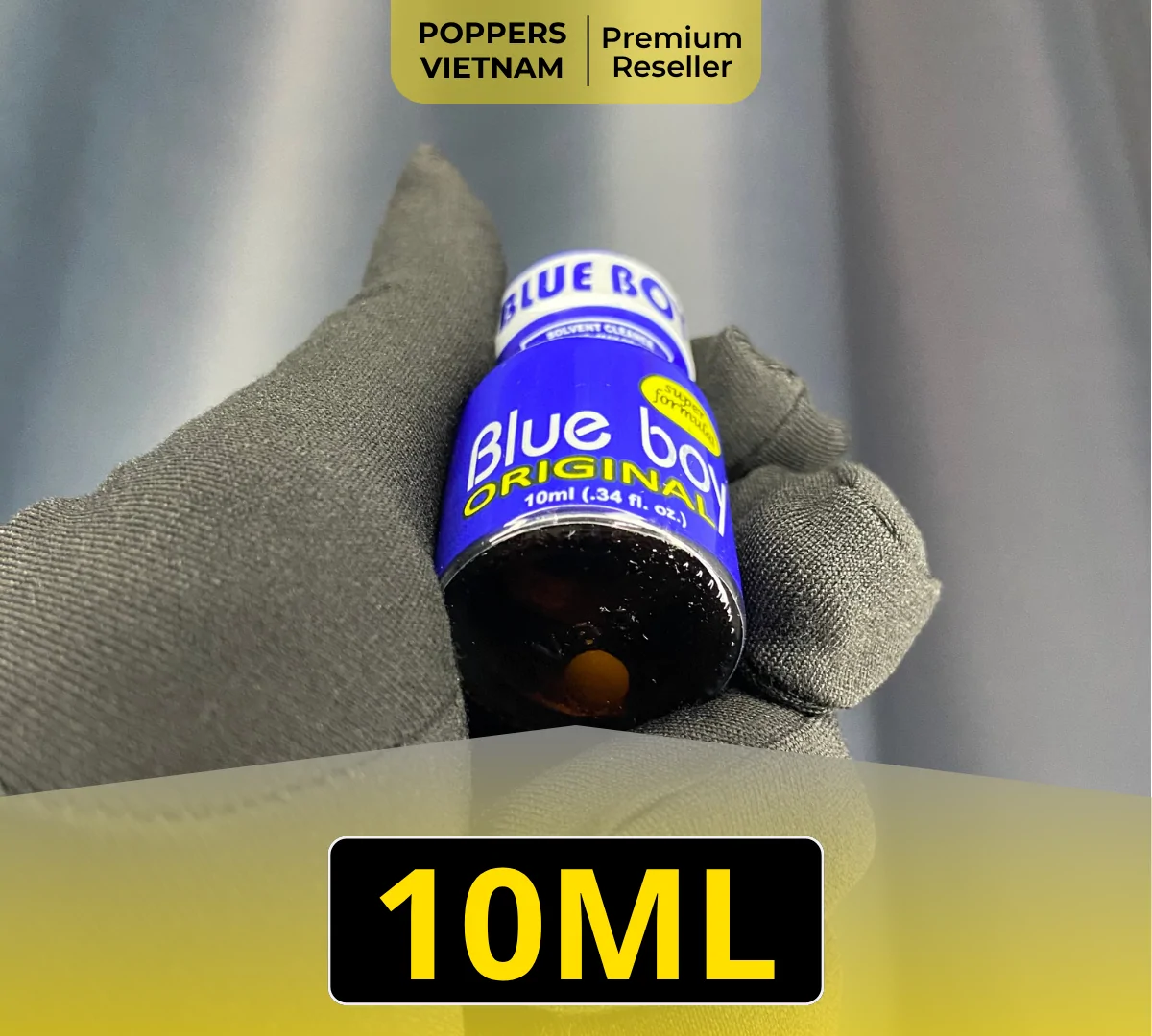Chai popper Blue Boy 10ml màu xanh dương và một chút trắng. Sản phẩm được chụp trên găng tay và phông nền xám.