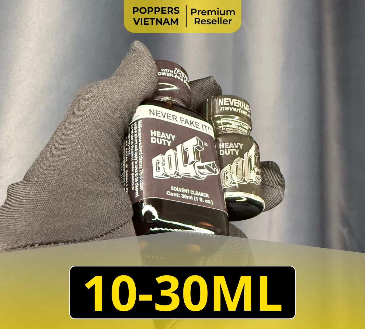 Hình ảnh là 2 chai popper Bolt 10ml và 30ml. Sản phẩm được chụ cẩn cảnh trên găng tay đen sạch sẽ.