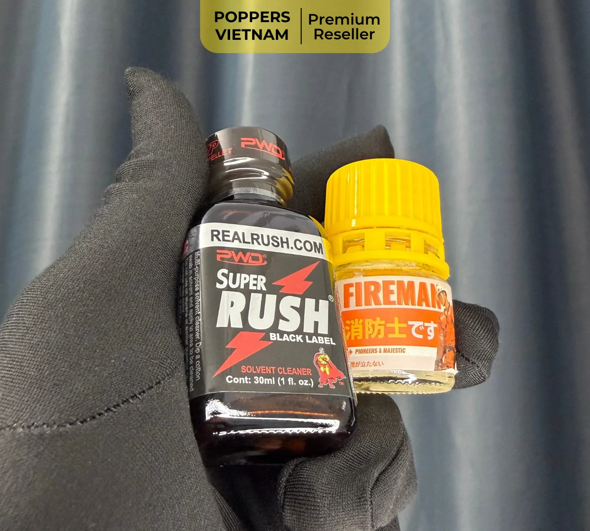 Hình ảnh cận cảnh 2 chai poppers: Lỏng - Rush Black 30ml & Khô - Fireman.