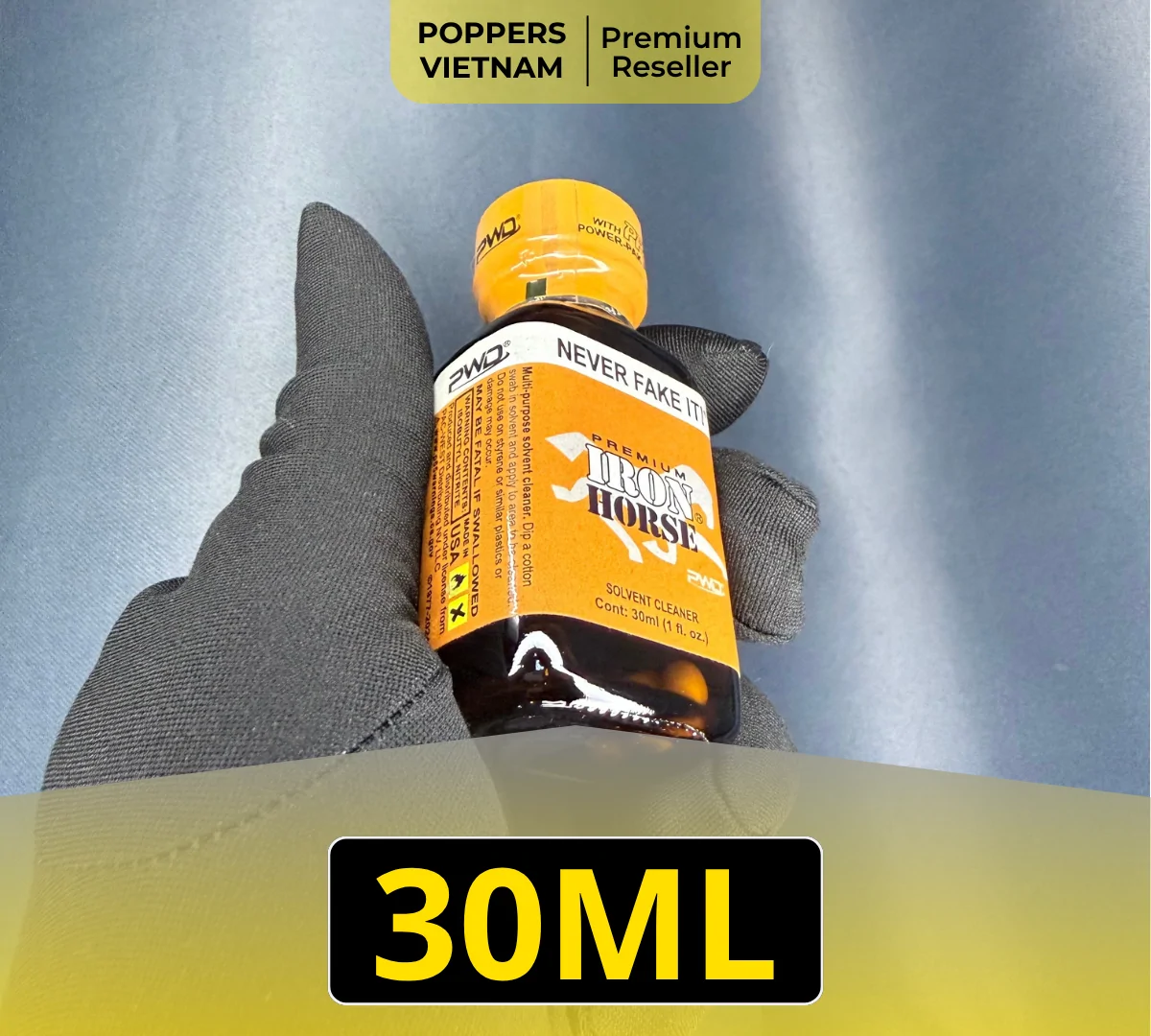 Chai popper Iron Horse 30ml màu cam sắc nét. Sản phầm nằm sạch sẽ trên găng tay đen và trước phong nền đen.