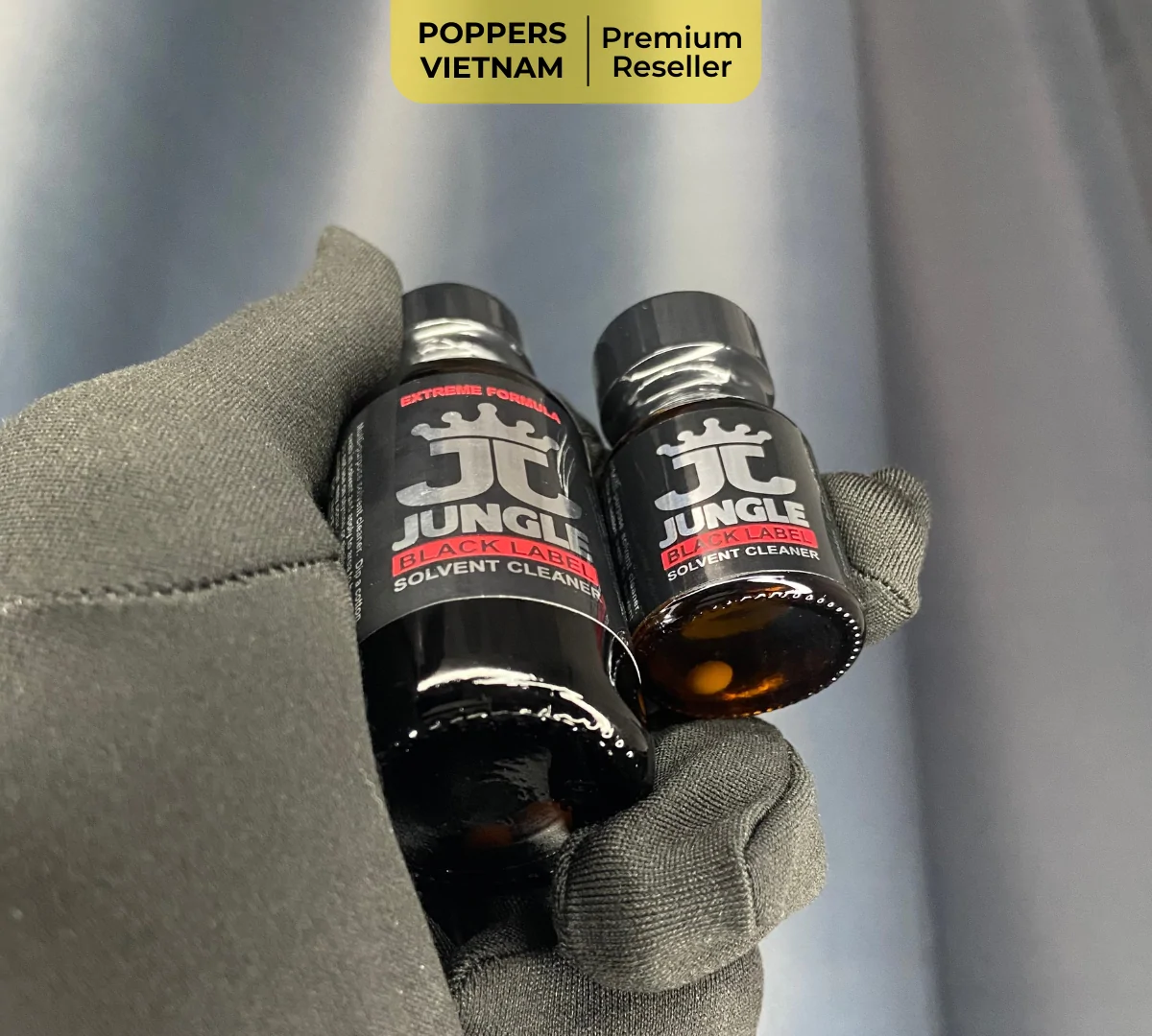 Hình ảnh là 2 chai popper Jungle Black 10ml và 30ml với thiết kế đen bóng kết hợp biểu tượng "JJ" sáng bạc. Sản phẩm được chụp bởi cửa hàng tại Cần Thơ.