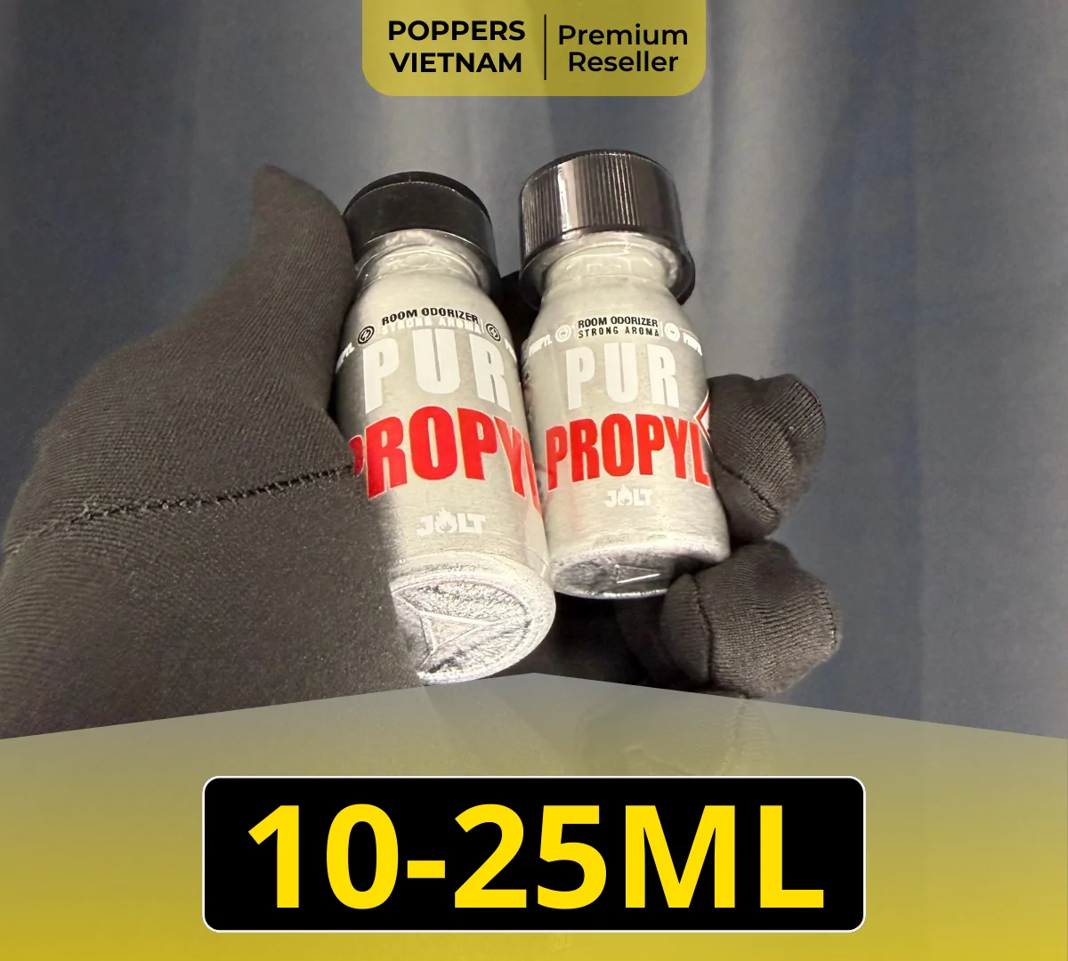 Hình ảnh là chai 2 popper Jolt Propyl với dung tích lần lượt: 10ml và 25ml. Đây là sản phẩm đầu tiên của nhóm "popper mạnh". Sản phẩm này có màu kim loại nhôm là chủ đạo kết hợp với tên sản phẩm "PRPYL" màu đỏ nổi bật.