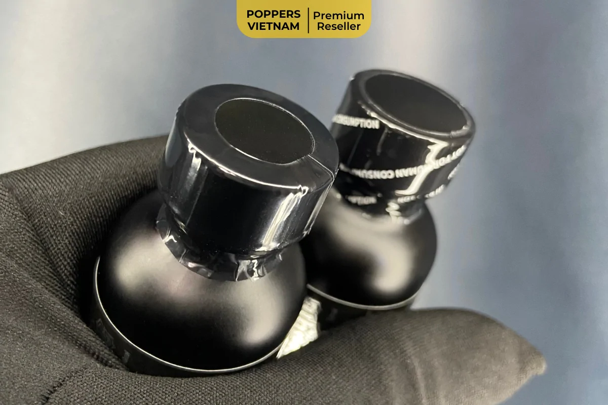 Cận cảnh 2 chai popper Black Magic 30ml. Nắp 1 chai có dán seal "Not for Human Consumption” còn chai kia thì không.