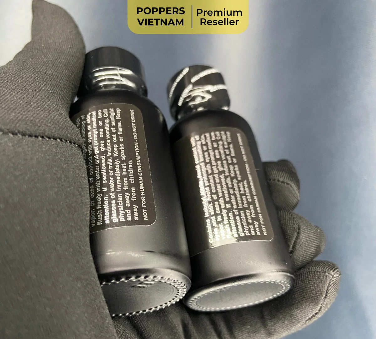 Cận cảnh 2 chai popper Black Magic với dòng cảnh báo “Not for Human Consumption” nên trên nhãn chai.