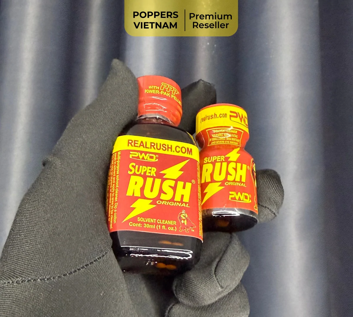 Hình ảnh là 2 chai popper Super Rush 10ml và 30ml với thiết kế đỏ tươi kèm tia sét đặc trưng của nhãn hiệu Rush. Sản phẩm được chụp bởi cửa hàng tại Cần Thơ.