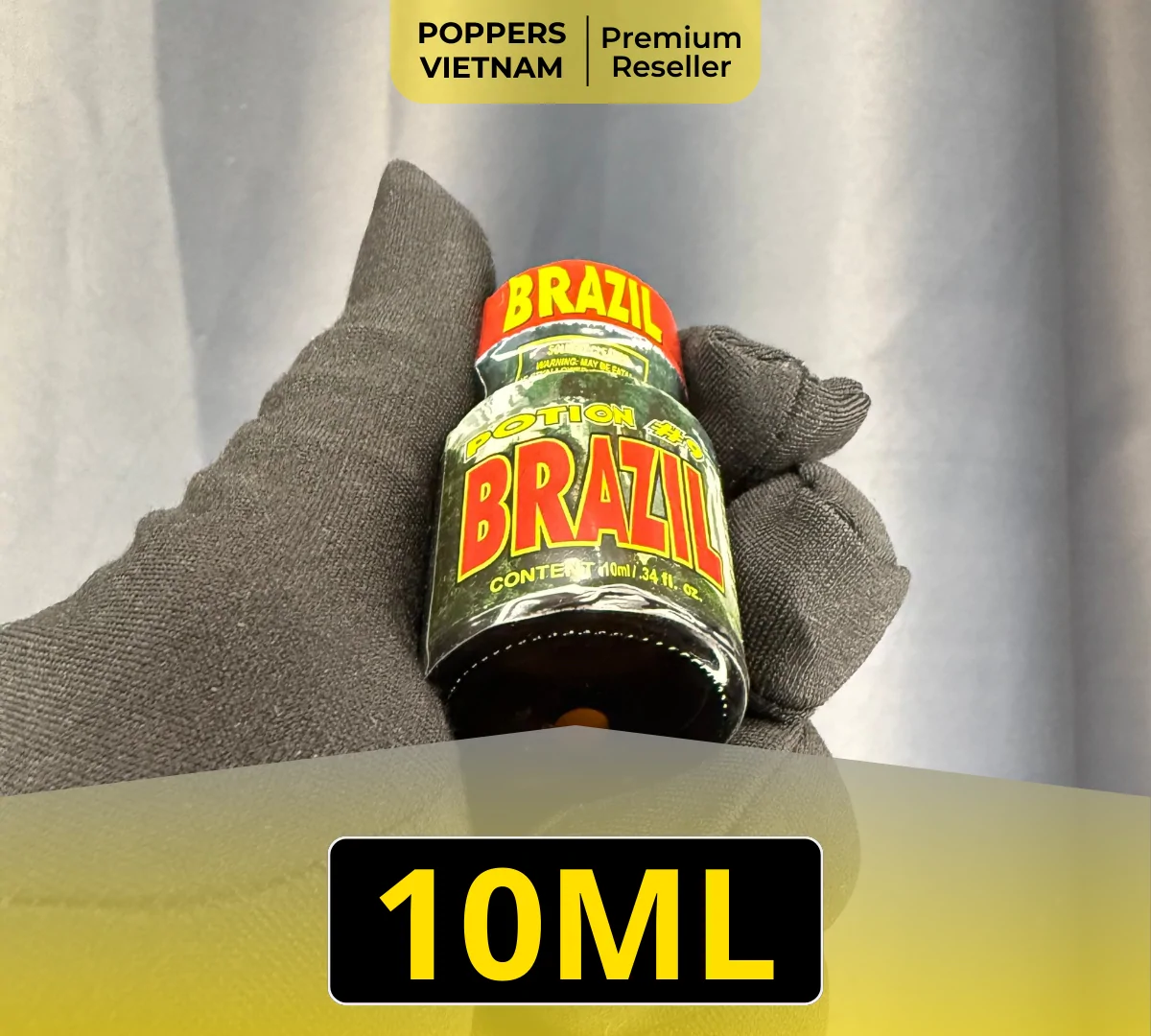 Hình ảnh là chai popper Brazil 10ml nằm trong nhóm 3 sản phẩm 10ml USA an toàn. Thiết kế chai có màu xanh lá chủ đạo kết hợp với chữ đỏ và viền vàng đầy ấn tượng.