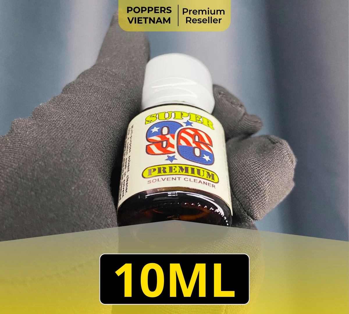 Hình ảnh là chai popper Super 96 10ml nằm trong nhóm 3 sản phẩm 10ml USA an toàn. Thiết kế chai có màu trắng chủ đạo kết hợp với chữ đen sạch sẽ.