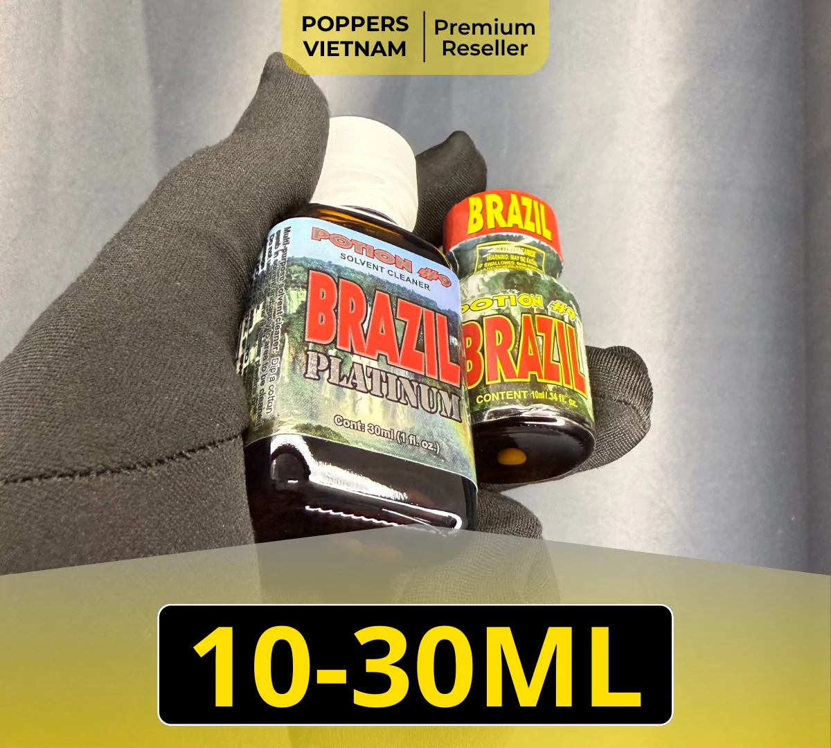 hình ảnh là 2 chai popper Brazil với dung tích 10ml và 30ml. Sản phẩm này thuộc danh sách thứ 2 của poppers dành cho nam. Chai được thiết kế lấy cảm hứng từ rừng nguyên sinh của Brazil kết hợp với chữ "BRAZIL" màu đỏ làm sản phẩm cực kỳ bắt mắt.