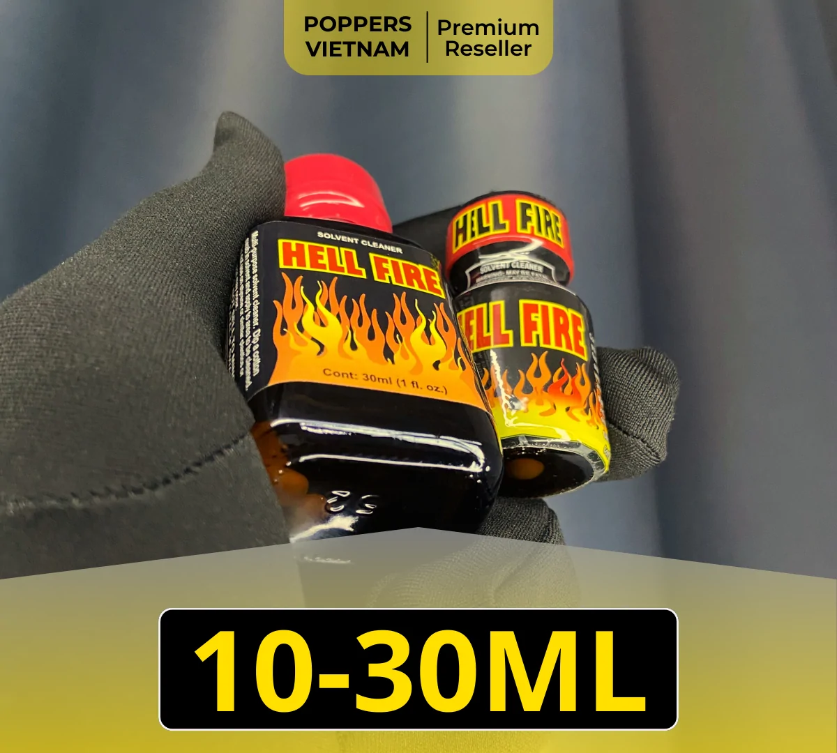 hình ảnh là 2 chai popper Hell Fire với dung tích 10ml và 30ml. Sản phẩm này thuộc danh sách thứ 3 (cuối cùng) của poppers dành cho nam. Chai được thiết kế lấy cảnh hứng từ rừng ngọn lửa rực cháy kết hợp với chữ "HELL FIRE" màu đỏ, viền vàng làm sản phẩm cực kỳ bắt mắt.