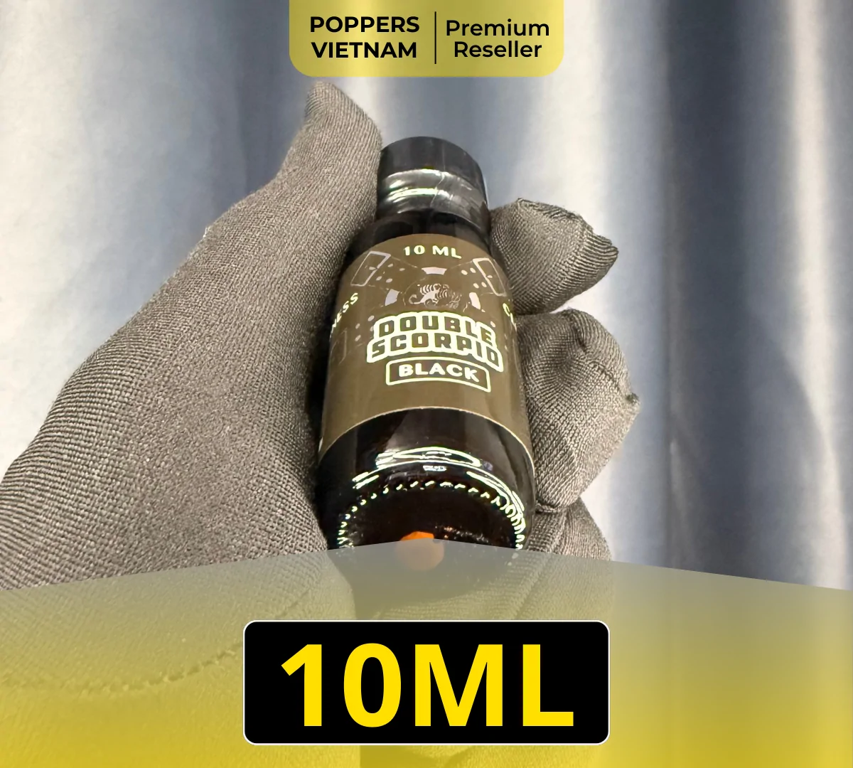 Hình ảnh là chai popper Double Scorpio với duy nhất 1 dung tích là 10ml. Sản phẩm được thiết kế có màu đen là chủ đạo kết hợp với logo "Bọ Cạp Đôi" màu trắng sang trọng.