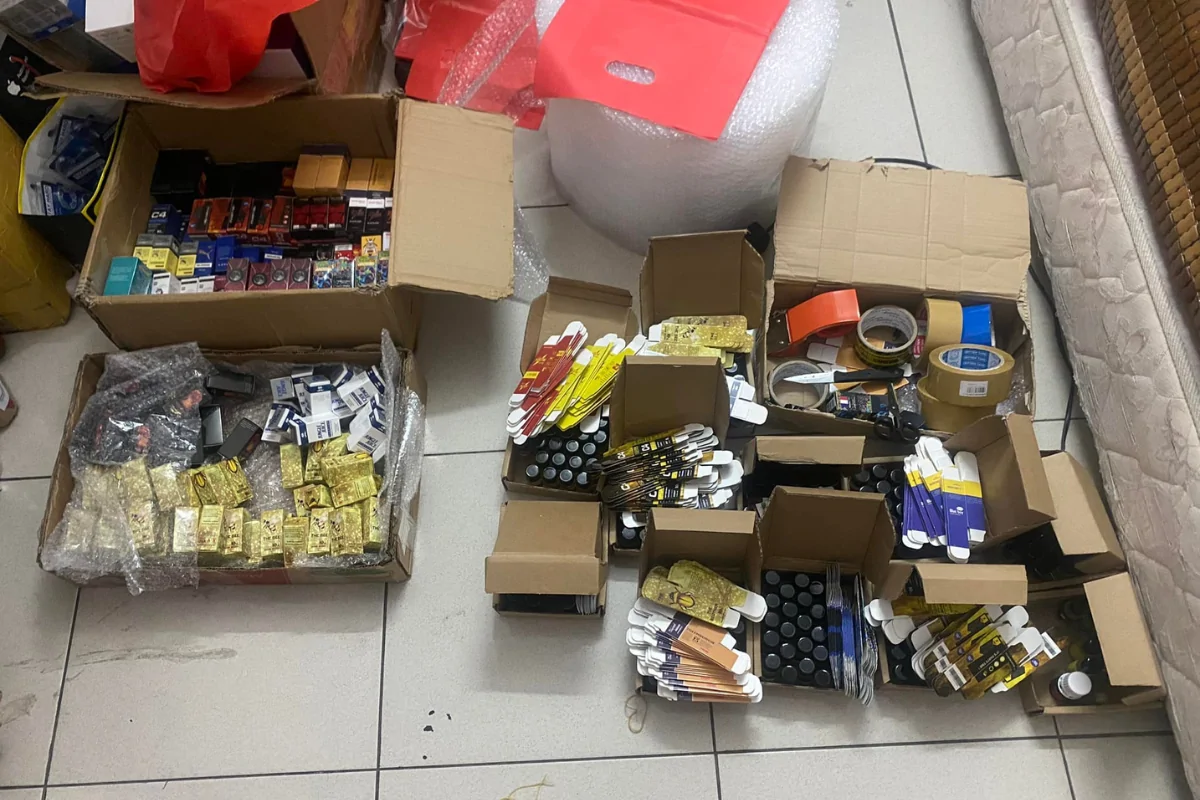 Hình ảnh sản phẩm poppers giả được đóng hộp, dán tem và bọc túi để tạo cảm giác chính hãng