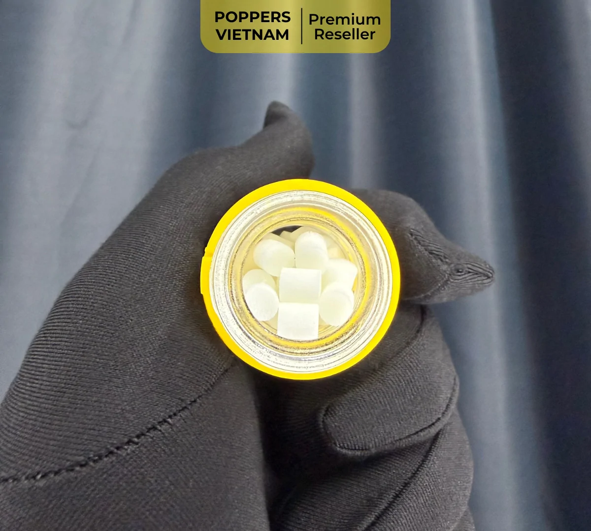 Hình ảnh cận cảnh cổ chai popper khô Fireman - bằng mắt thường có thể nhìn thấy các khối xốp màu trắng.