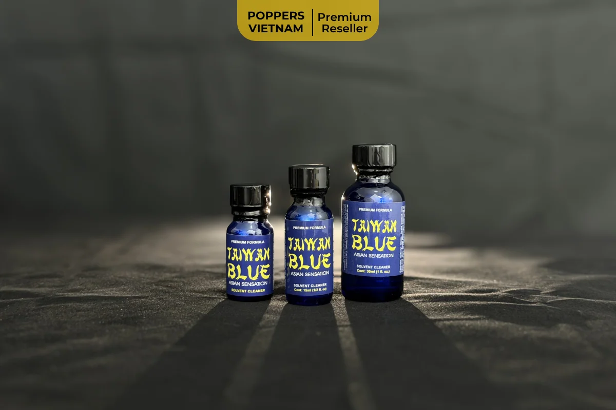 Hình ảnh là 3 chai popper Taiwan Blue thuộc đô mạnh: 10ml - 15ml và 30ml. Ảnh chụp bởi Poppers Việt Nam.