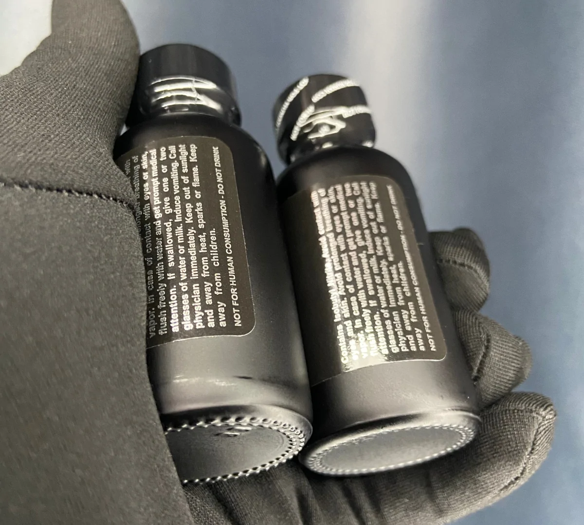 So sánh poppers chính hãng Mỹ có và không có seal cảnh báo, tùy theo thị trường phân phối.