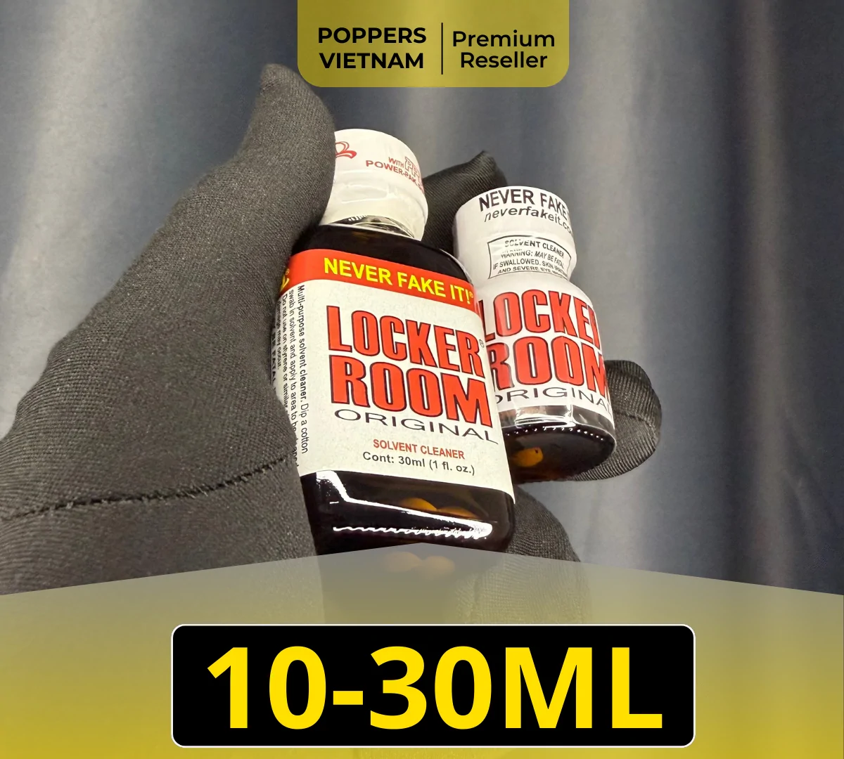 Ảnh chụp chai popper thuộc nhóm phê lâu đầu tiên là Locker Room. Có 2 dung tích cơ bản là 10ml và 30ml. Sản phẩm có màu sắc chủ đạo là trắng kết hợp với tên "LOCKER ROOM" đỏ rực.