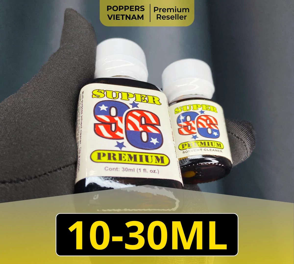 Hình ảnh là chai popper Super 96 10ml và 30ml. Nhãn chai với thiết kế màu trắn là chủ đạo kết hợp với màu cờ Mỹ trong chữ "96" tạo vẻ hiện đại.