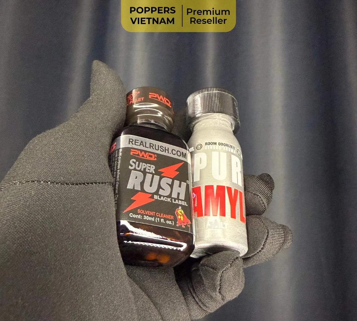 Hình ảnh là 2 chai poppers Rush Black 30ml (hãng PWD-Mỹ) và Pure Amyl 25ml (hãng Jolt-Pháp)