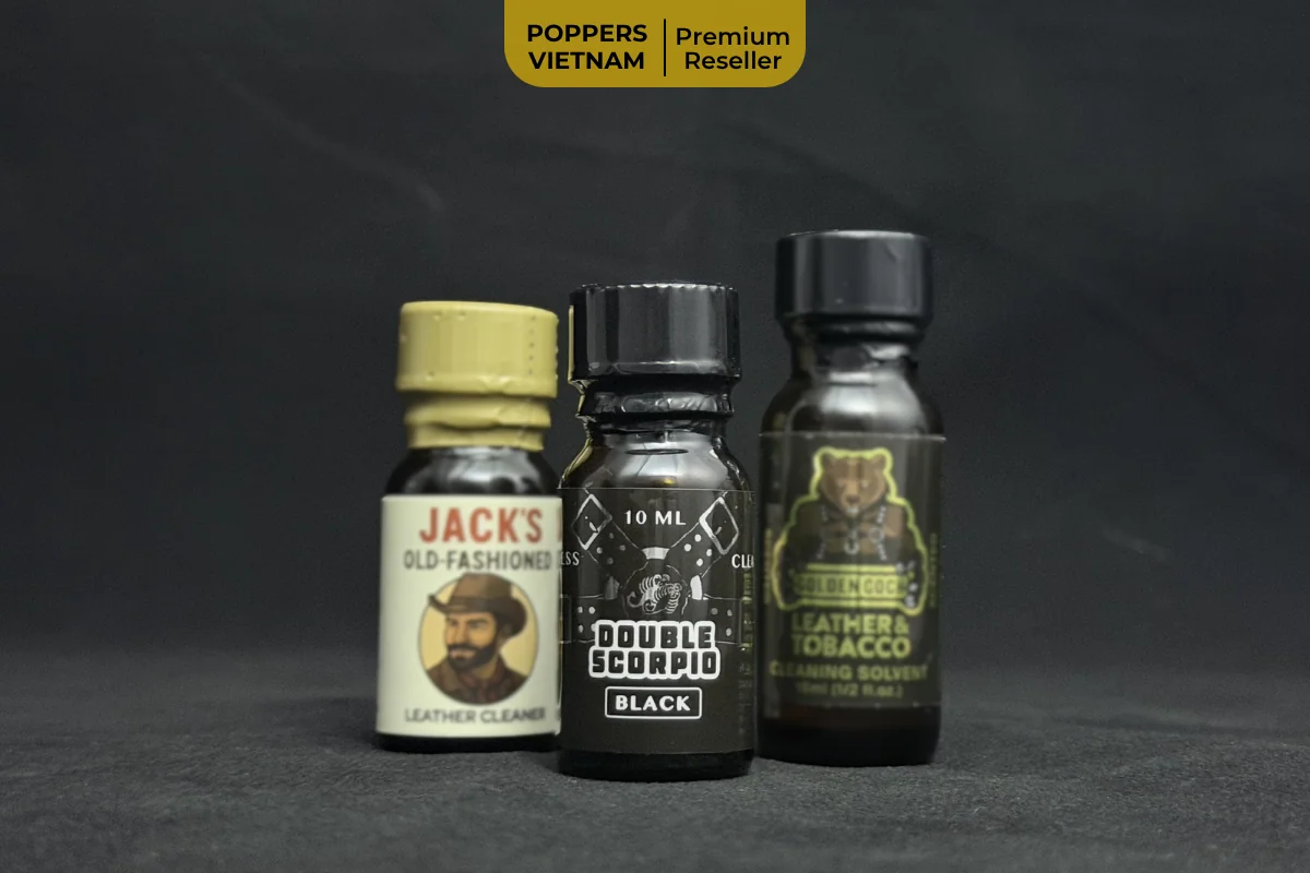 Hình ảnh là 3 chai poppers mùi Leather được Poppers Việt Nam review. Ảnh chụp chai Double Scorpio Black được lấy nét, 2 chai còn lại làm mờ đi.
