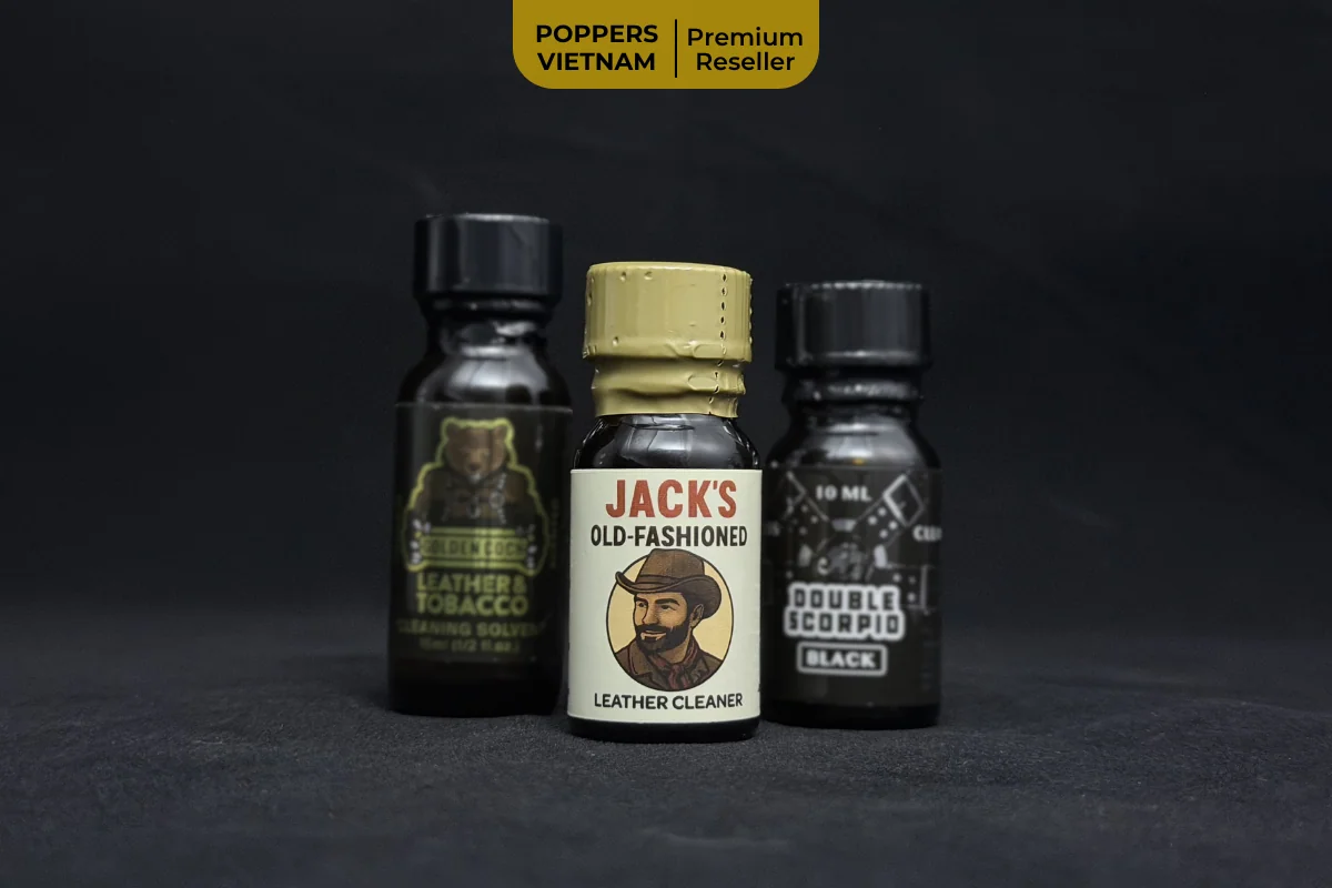 Hình ảnh là 3 chai poppers mùi Leather được Poppers Việt Nam review. Ảnh chụp chai Jack Old Fashioned được lấy nét, 2 chai còn lại làm mờ đi.