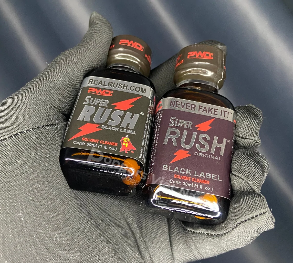 So sánh chai poppers Super Rush Black Label thật – có logo Captain Rush – và bản không có logo