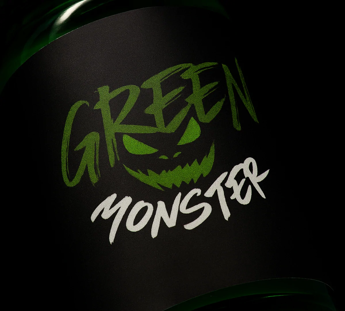 Hình ảnh nhãn chai Sub-Zero Green Monster 15ml – thiết kế đen xanh với hình quái vật độc đáo, đại diện cho phiên bản mạnh và cá biệt nhất trong dòng Sub-Zero.