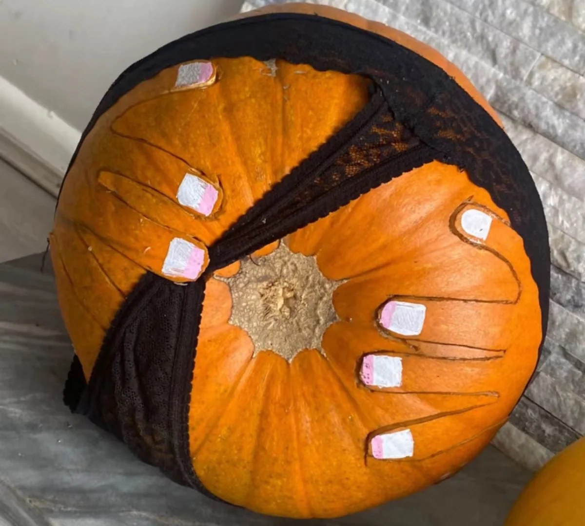 Hình ảnh quả bí ngô dùng để minh hoạ cho các cơ hậu môn sau khi tiếp xúc với khói poppers (nó được miêu tả là làm giãn nở, làm mềm & thả lỏng cơ trơn hậu môn để dể dàng tiếp nhập vật thể lạ).